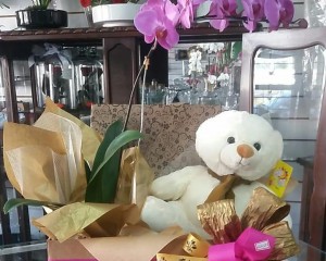 23- Caixa decorada com orquídea lilas e urso 